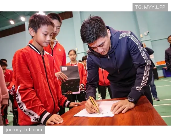傅海峰退役后住广州豪宅，日常开保时捷接送孩子上学